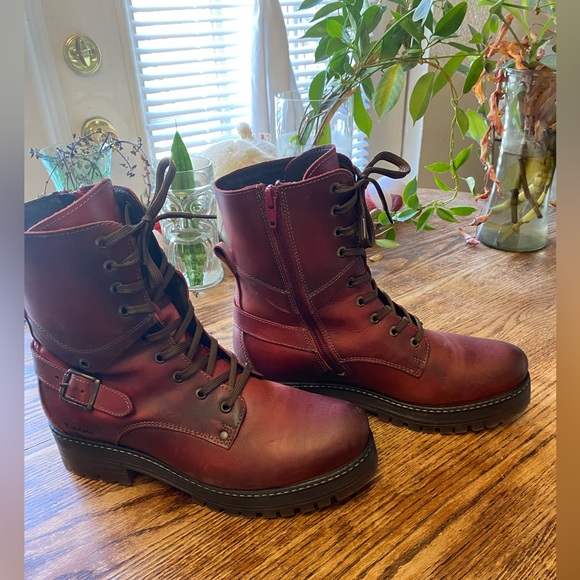 Taos Footwear Red Lace-Up Crave Boots 🥾 - Picture 6 of 14